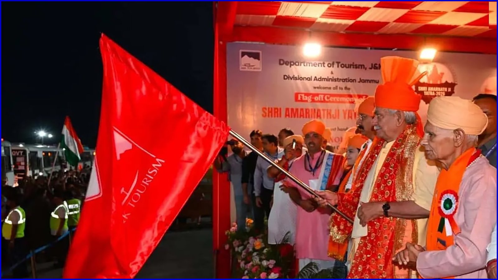 अमरनाथ यात्रा का पहला जत्था लेफ्टिनेंट गवर्नर ने हरी झंडी दिखाई
